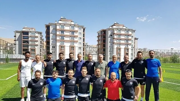 Elazığ Belediyespor, iç transferde 11 futbolcu ile sözleşme imzaladı