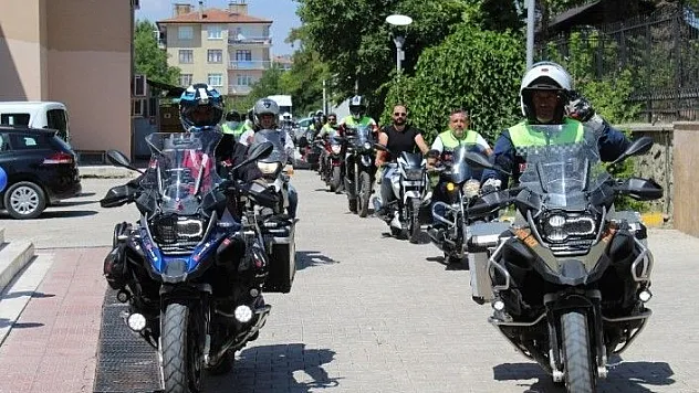 Kansere dikkat çekmek için, Motosikletle Türkiye'yi geziyorlar