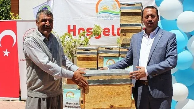 Kursiyerler tarafından yapılan kovanlar arıcılara dağıtıldı