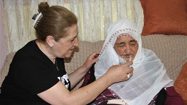 Aynı evde hem annesine, hem kayın validesine gözü gibi bakıyor