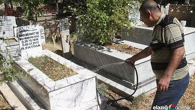 Elazığ'da Arife günü mezarlıklarda ziyaretçi yoğunluğu