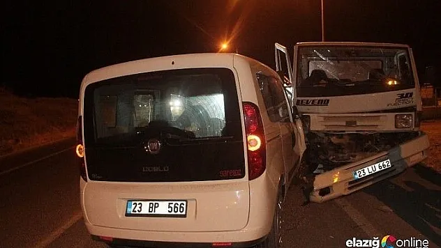 Elazığ'da pikap ile hafif ticari araç çarpıştı: 6 yaralı
