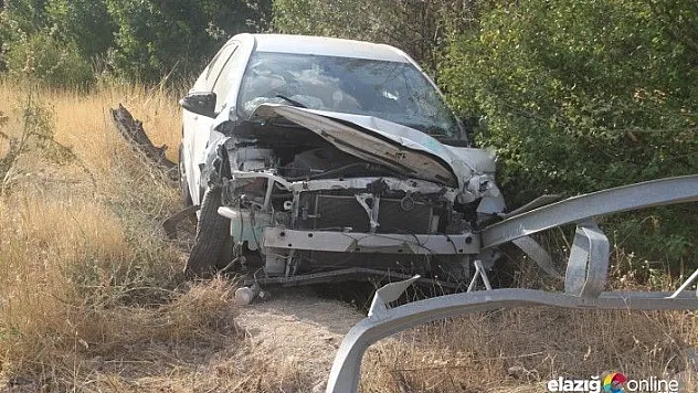 Elazığ'da otomobil direğe çarptı: 1'i çocuk 3 yaralı