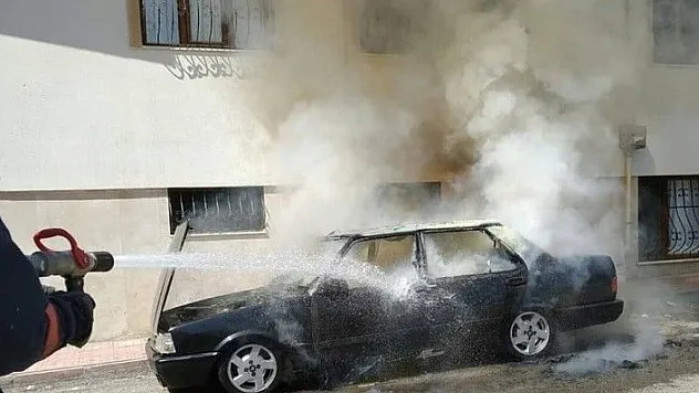 Elazığ'da otomobil yanarak, kullanılamaz hale geldi