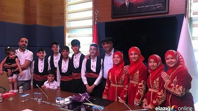 Gürsel Gakgo dan Elazığlı Öğrencilere Jest