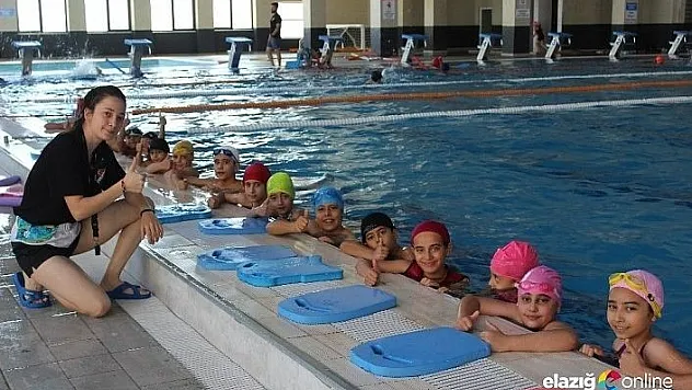 Olimpik havuzda, 2 bin çocuk, yüzme öğrendi