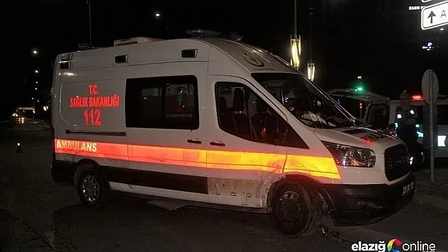 Otomobil ambulansa çarptı:2  yaralı