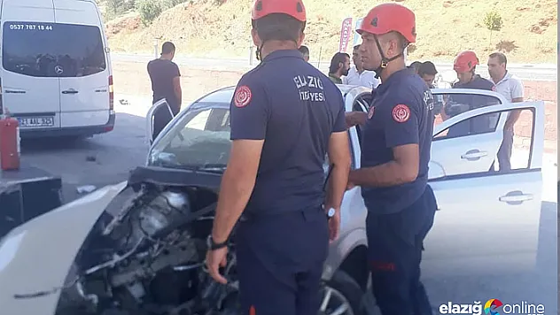 Otomobil, petrol istasyonuna girerek pompaya çarptı: 4 yaralı
