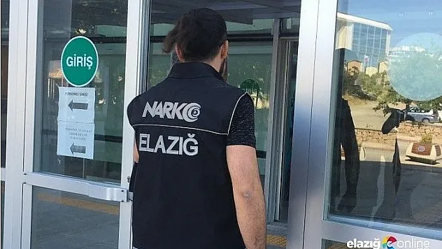 Polis önce içiciyi, sonra uyuşturucu satıcısını yakaladı