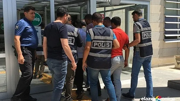 Sahte polisler, 100 bin TL'lik ziynet eşyası dolandırdı, gerçek polise yakalandı