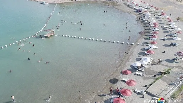 Sıcaktan bunalanlar Hazar Gölü'nde serinliyor