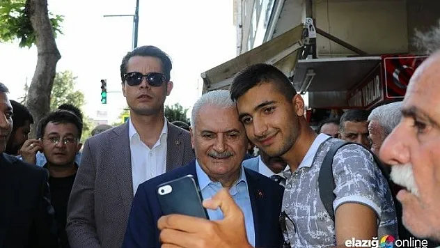 Son Başbakan Yıldırım, Malatya'da kayısı dağıttı, meyan şerbeti içti