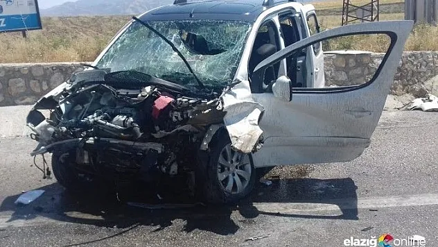 Ticari araç sürücüsü kontrolünü kaybetti duvara çarptı: 1 ölü, 4 yaralı