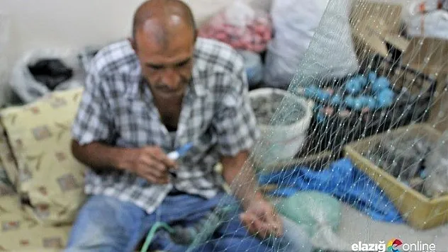 Zekeriya Çelik 25 yıldır balık ağlarını eliyle örüyor