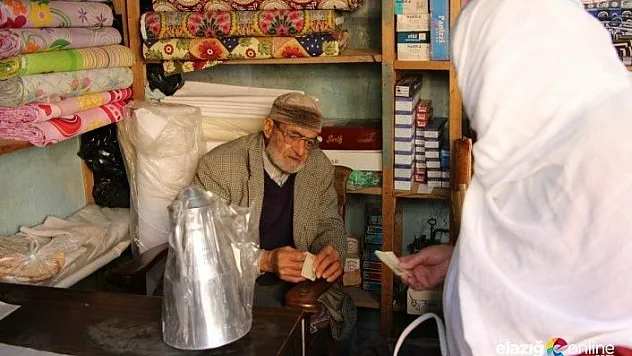 Asırlık çınar, 61 yıldır işinden geri kalmıyor