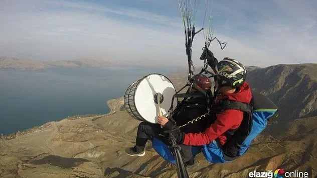 Gökyüzünde davul çalıp türkü söylediler