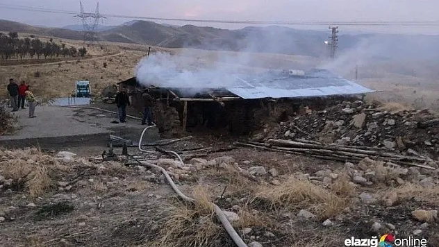 Ocaktan sıçrayan kıvılcım yaşlı adamın evini yaktı