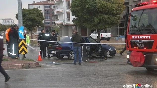 Yağış nedeniyle otomobil direğe çarptı Çocuk öldü, Anne ve Baba ise Yaralı!