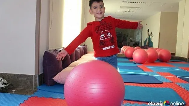 900 gram doğdu, 3 kez kalbi durdu ama yaşama tutundu