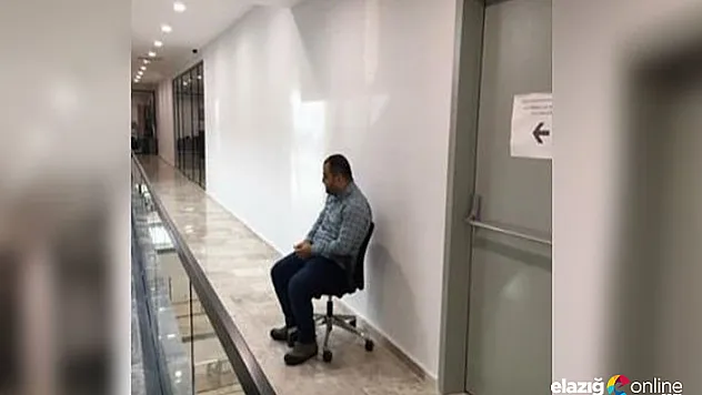 Belediye başkan yardımcısı, önünde kalkmayan gence böyle ceza verdi