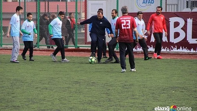 Elazığ protokolü, özel çocuklarla futbol oynadı