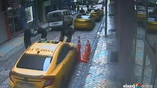 İkinci kattan taksinin üzerine düştü, o anlar kamerada