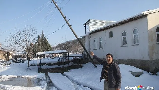 Kar direkleri devirdi, köy ve mezralar elektriksiz kaldı