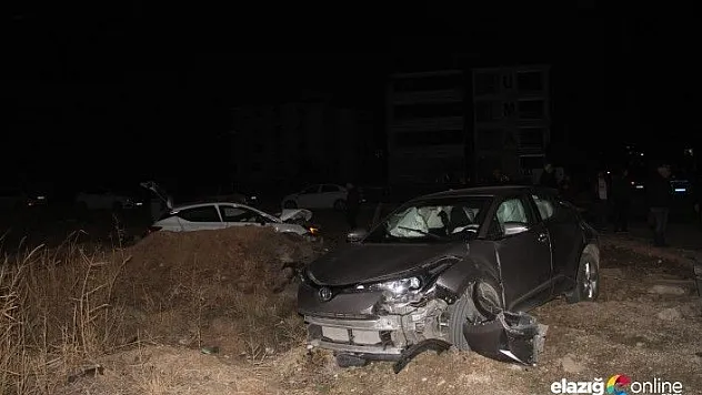 Kaza yapan otomobil trafoyu devirdi: 4 yaralı