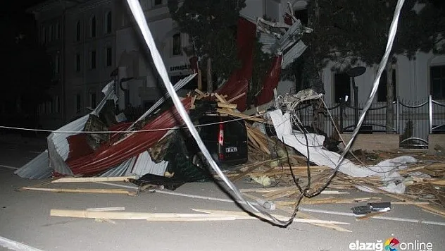 Sivrice Kaymakamlığı'nın çatısı uçtu!