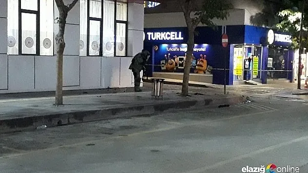 Vatandaşların ihbar ettiği şüpheli çanta fünye ile patlatıldı