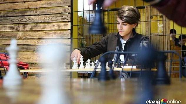 16 yaşındaki Onur, hayata adımlarını satrançla atıyor