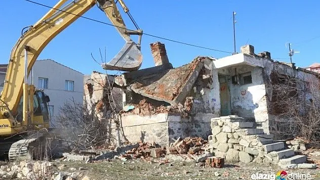 5 mahallede tespit edilen 9 metruk binanın yıkımına başlandı