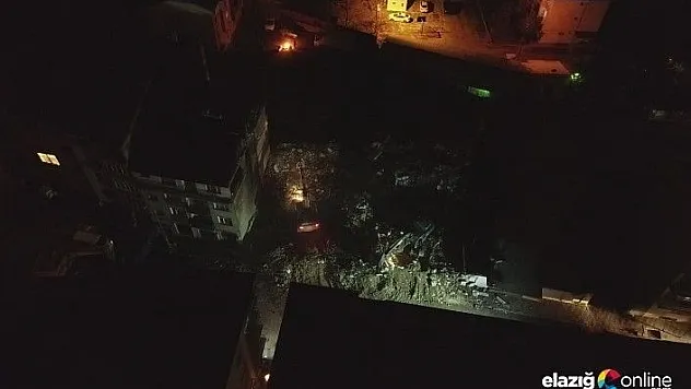 Ağır hasarlı binaların yıkımı geceleri de devam ediyor