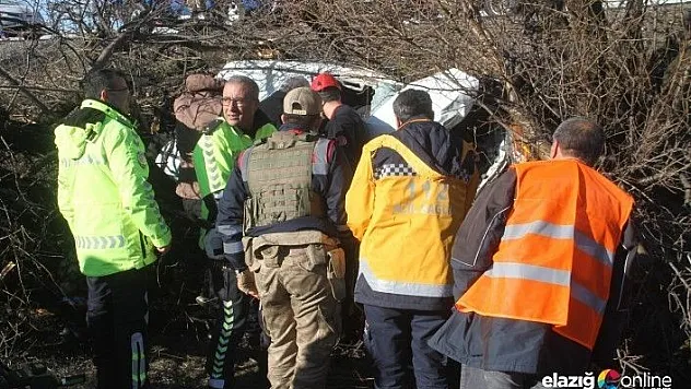 Araç ağaçların arasına girdi, sıkışan sürücü yarım saatte kurtarıldı