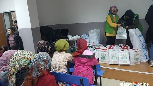 Arıcak'ta öğrencilere mont ve bot hediye edildi