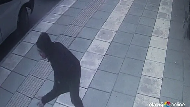 Bir genç araçtan sıkılan kurşunların hedefi oldu