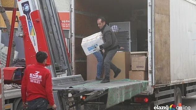 Böyle insanlar var, ücretsiz ev taşıyorlar