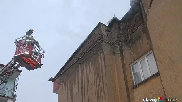 Çatı kısmında henüz bilinmeyen bir nedenden yangın çıktı