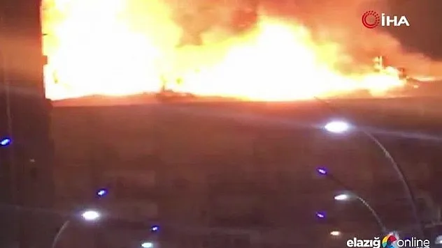 Deprem sonrası bir binada yangın çıktı