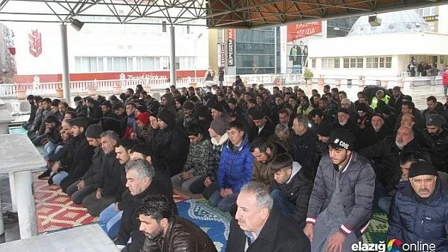 Deprem sonrası ilk Cuma namazında Elazığ'da camiler doldu, taştı