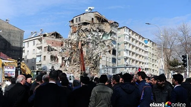 Depremde ağır hasar gören binalar kontrollü olarak yıkılıyor