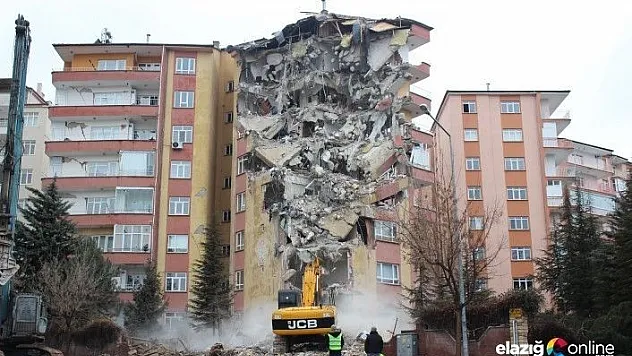 Depremde hasar gören 3 bloklu sitenin yıkımı başladı