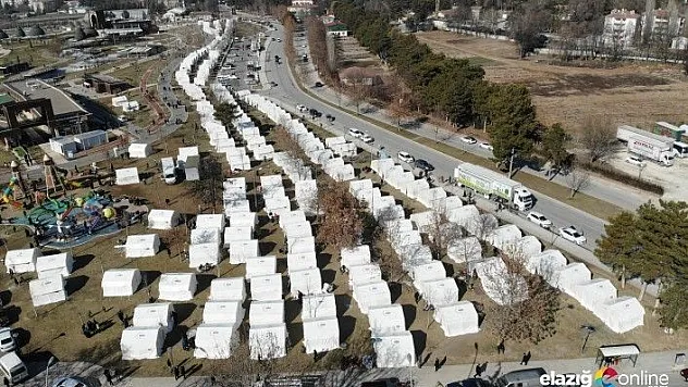 Depremden etkilenen vatandaşlar 'çadır kentlerde' yaşıyor