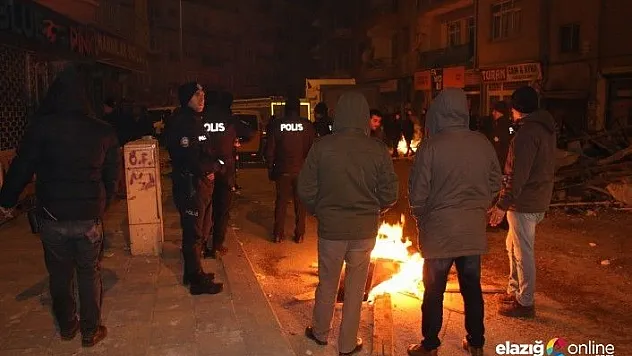 Depremin yaşandığı Elazığ'da vatandaşlar sokaklarda sabahladı