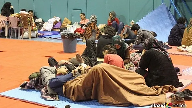 Depremzedeler geceyi spor salonunda geçiriyor