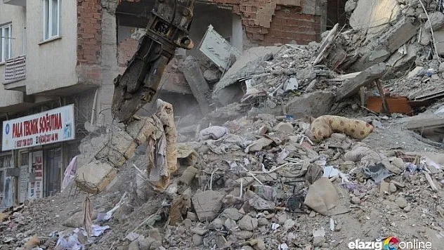 Elazığ'da 11 kişinin öldüğü 2 binanın enkazı kaldırılıyor
