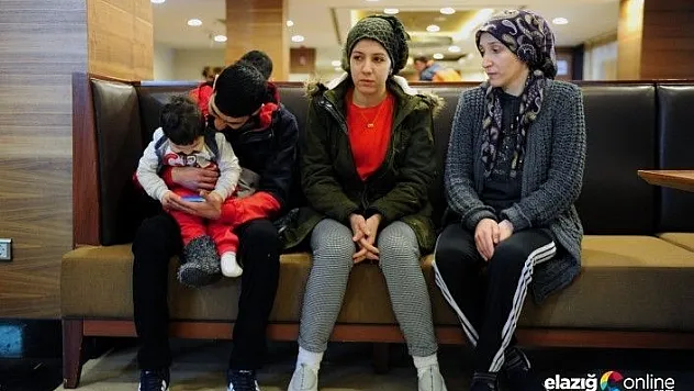 Enkaz altında 18 aylık bebeğini emzirdi