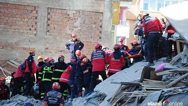 Enkazda yapılan çalışma sonucunda bir kişinin cansız bedeni çıkarıldı