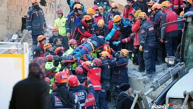 Enkazdan 15 saatin ardından 1 kişi daha sağ çıkarıldı