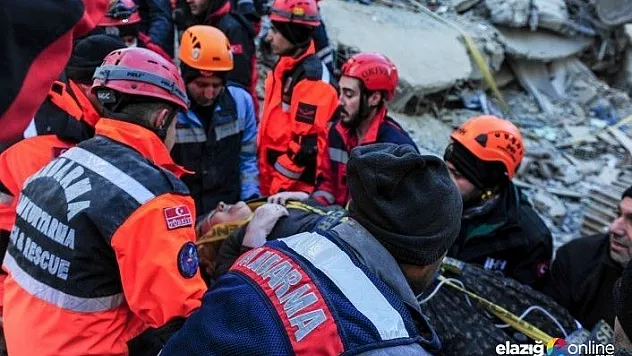 Enkazdan bir kadın daha sağ çıkarıldı